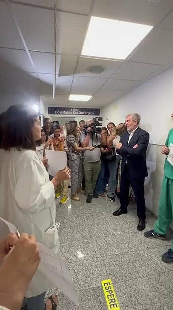 Los médicos plantean sus demandas al presidente de Canarias en el nuevo hospital de día de La Candelaria