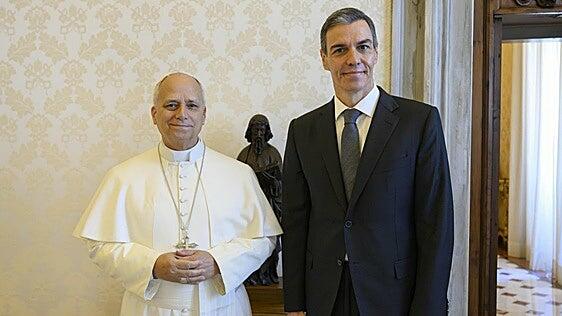 Sánchez califica al Papa de «brújula moral» tras su reunión en el Vaticano en pleno registro en Ferraz