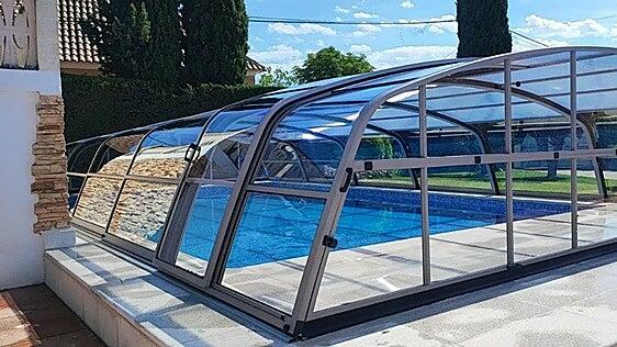 Disfruta del baño de tu piscina durante todo el año con una cubierta para piscina