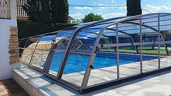 Disfruta del baño de tu piscina durante todo el año con una cubierta para piscina
