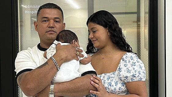 Operan antes de nacer a un bebé que tenía los intestinos fuera de su abdomen, por primera vez en Europa