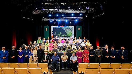 El pleno de Gáldar aprueba conceder a 33 personas la Pintadera de Oro de la ciudad