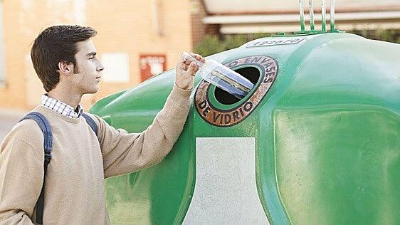Los canarios mantienen su apuesta por el reciclaje: cada minuto depositan 300 envases al contenedor