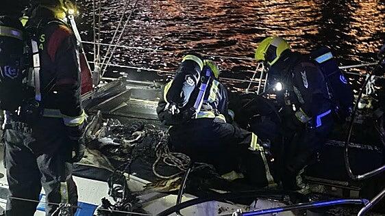 Aparatoso incendio en una embarcación del muelle de Puerto de Mogán