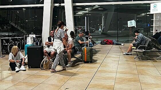 Decenas de pasajeros canarios pasan la noche «tirados» en un aeropuerto de Portugal tras un aterrizaje de emergencia