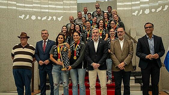 La plantilla del Rocasa recibe el homenaje del Ayuntamiento de Telde y del Gobierno de Canarias tras conquistar su segunda liga