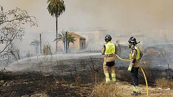 Un incendio forestal en Murcia obliga a desalojar varias viviendas y a pedir la intervención de la UME
