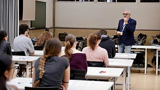 El rector desea «mucha mierda» antes del primer examen