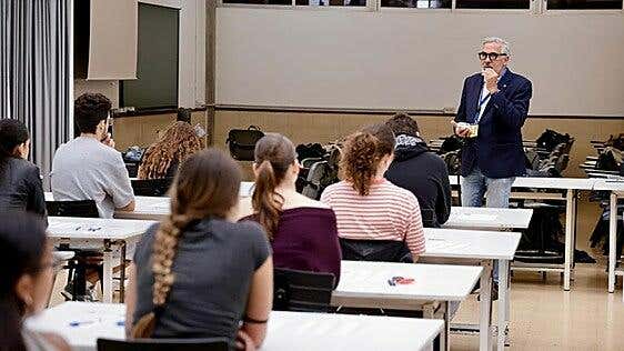 El rector desea «mucha mierda» antes del primer examen