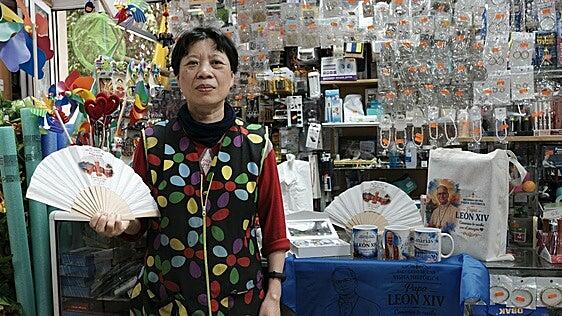 El fenómeno León XIV llega a los bazares con productos de China