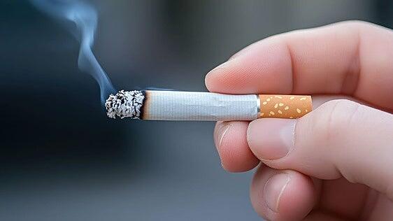 El consumo de cigarrillos ilícitos crece en Europa y reabre el debate sobre el impacto de las restricciones en el mercado negro