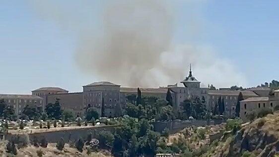Desalojados vecinos de una urbanización de Toledo por el incendio provocado por unas maniobras militares