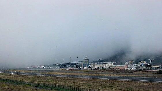 La niebla y el mal tiempo complican la operativa en Tenerife Norte: cinco vuelos desviados y uno cancelado