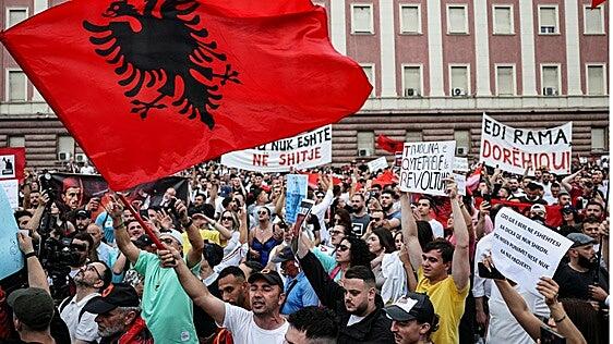 Miles de personas protestan contra un complejo de lujo vinculado al yerno de Trump en Albania