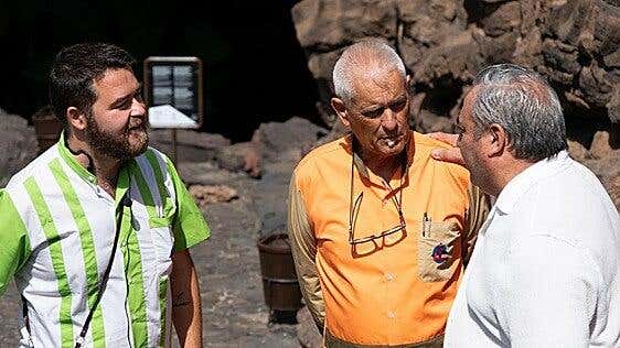 El personal de los Centros estrena uniformes creados por Manrique