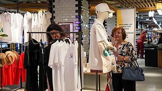 Todos equipados para la misa del papa León XIV: «Ya tengo mi camiseta y bolsa de tela»