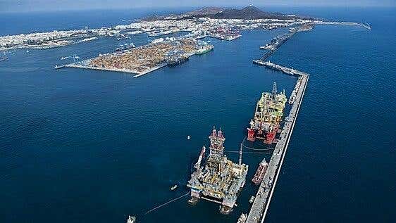 La Isleta rechaza la llegada de una central eléctrica flotante al Puerto de La Luz