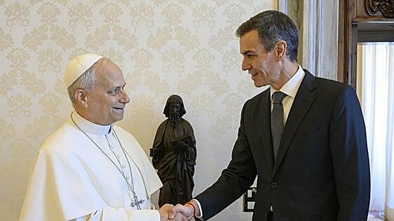 Sánchez busca un respiro en la visita del Papa