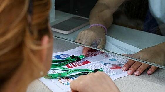 Acceder a la misa del estadio no es tarea fácil