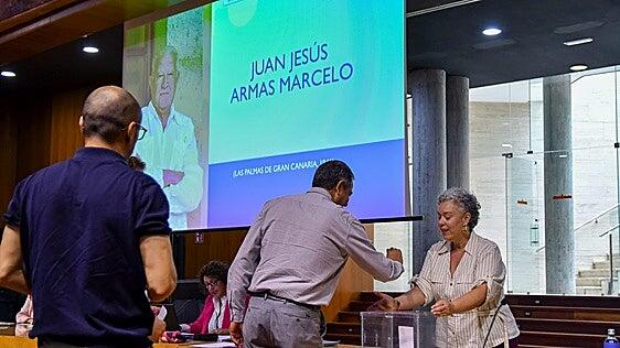 El escritor y periodista grancanario Juan Jesús Armas Marcelo, nuevo honoris causa de la ULPGC