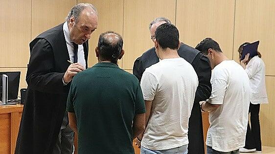 Condenan a un padre y sus dos hijos por asestar 25 puñaladas a un familiar tras discutir en un bar de Valencia