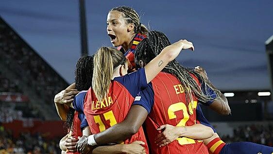 España golea a Inglaterra y pone pie y medio en el Mundial 2027