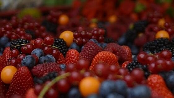 Las 13 frutas imprescindibles del verano que no deben faltar en la nevera