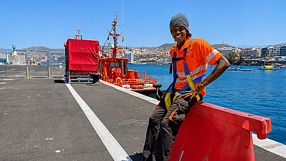 De viajar en patera como menor a trabajar en el muelle de Arguineguín