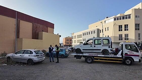 Una veintena de coches abandonados, retirados en un solo día en El Carrizal