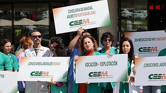 Los médicos canarios dejan desde este lunes las horas extra que ayudaban a reducir las listas de espera