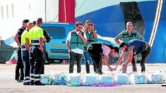 La Justicia avala la detención de una banda que llevaba 4.000 kilos de coca cerca de Canarias