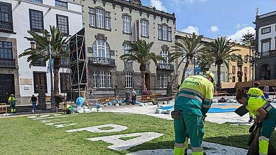 El Ayuntamiento realiza una alfombra con más de mil ramos de flores y el mensaje «Sí a la paz»