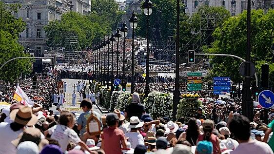 Madrid amaneció vestida de claveles al paso de León XIV