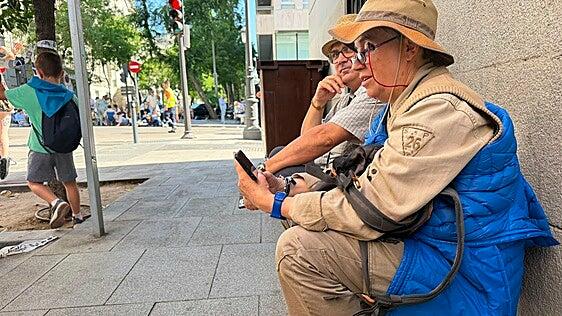 El móvil, aliado de la misa de León XIV en la periferia de Cibeles