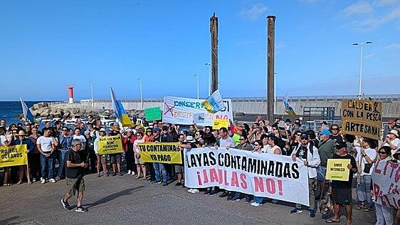 «Chernes sí, lubinas no»: cientos de personas rechazan las granjas marinas en La Aldea