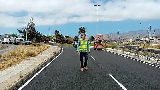 Vías y Obras ejecuta el asfaltado del acceso al vial costero de Telde