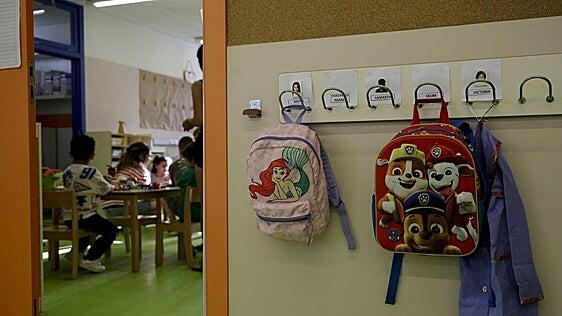 Una treintena de colectivos acusan a Educación de abrir la puerta a la censura en los centros