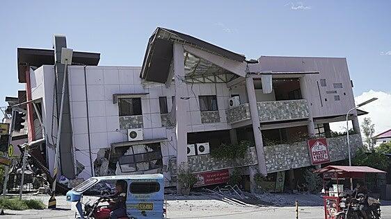 Un terremoto en Filipinas deja al menos 35 muertos y obliga a evacuar a la población por riesgo de tsunami
