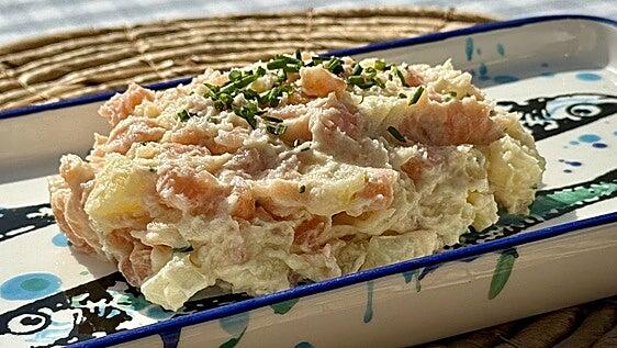 La ensaladilla de salmón ahumado que convierte un clásico del verano en un plato especial