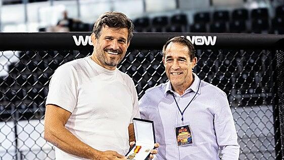 Honores para Juan Espino con la Medalla de Oro de la Federación Española de Luchas