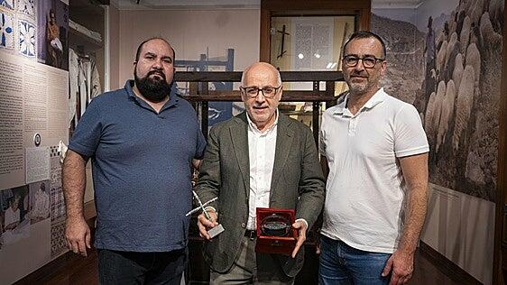 El Cabildo obsequiará al papa con una brújula usada en un cayuco que llegó a Gran Canaria y una cruz elaborada con la técnica del cuchillo canario