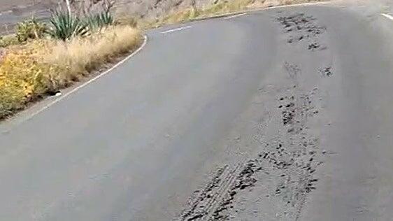 El Salto del Negro suma el lodo en la carretera a su lista de problemas: «Todo el barrio apesta»