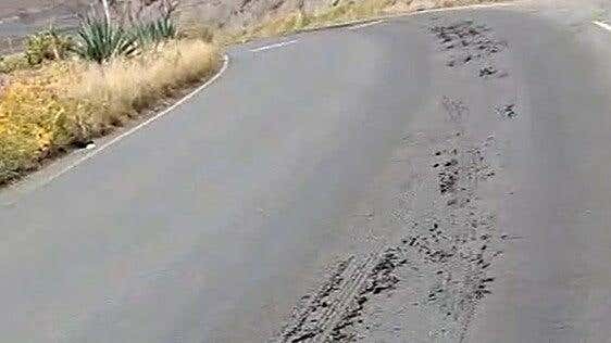 El Salto del Negro suma el lodo en la carretera a su lista de problemas: «Todo el barrio apesta»