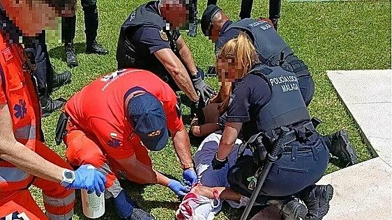 Un «chamán» se cuela en una piscina de Málaga, se corta el pie y tira a una policía al agua
