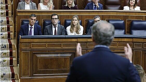 Feijóo reprocha a «P. S.» la «Gestapillo» del PSOE y reclama su dimisión «por corrupción o por incompetencia»