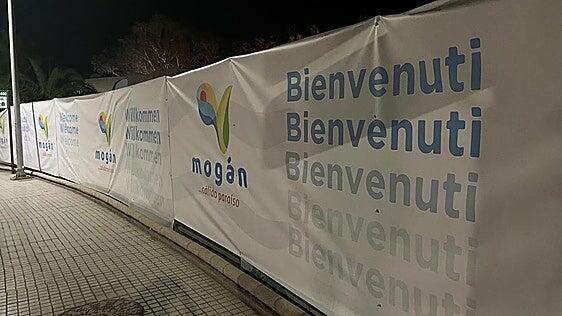 NC alerta de una falta de ortografía en el cartel con el que Mogán recibirá al papa