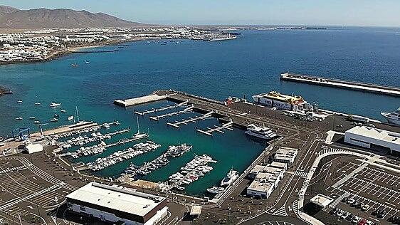 El muelle de Playa Blanca estrenará en 2027 mobiliario y control de acceso