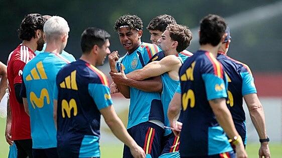 Primer entrenamiento completo para Lamine Yamal y Nico Williams, que son recibidos con collejas