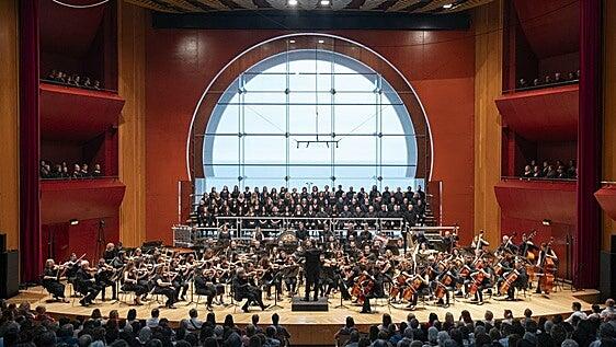 La Orquesta Comunitaria de Gran Canaria llena el Alfredo Kraus para celebrar su quinto aniversario