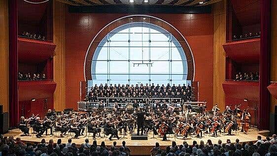 La Orquesta Comunitaria de Gran Canaria llena el Alfredo Kraus para celebrar su quinto aniversario